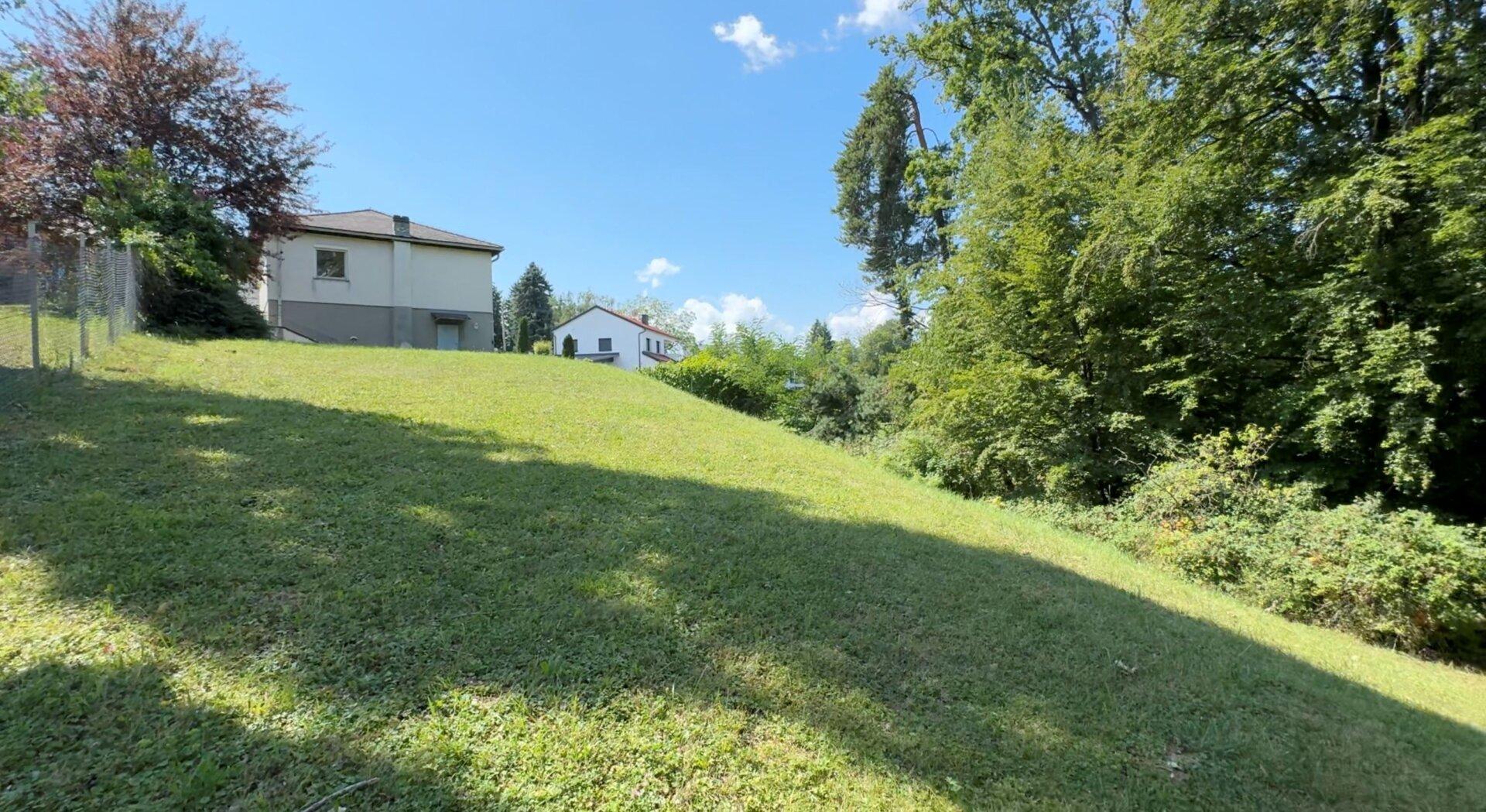 Graz: Bauen am Waldrand – Grundstück mit stiller Wiese und Weitblick
