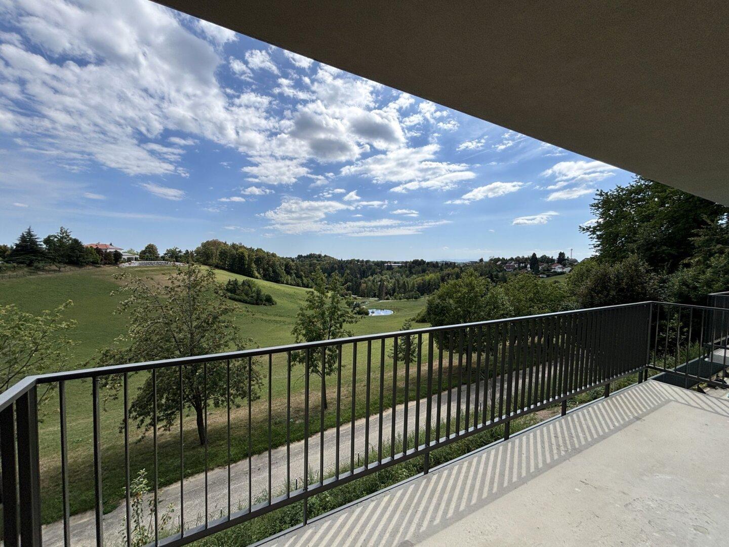 32 m² Wohnküche, Balkon mit Panorama, Ganzjahressonne – Wohnen über dem Hügelland
